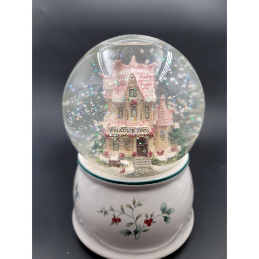 Snow Globe - Pfaltzgraff Winterberry "I'll Be Home For Christmas" Musical (2000)